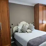 Modern Apartment, Centrally Located In Sea Point