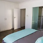 Modern Apartment, Centrally Located In Sea Point