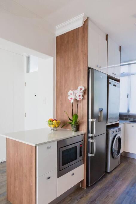 Modern Apartment, Centrally Located In Sea Point Cape Town