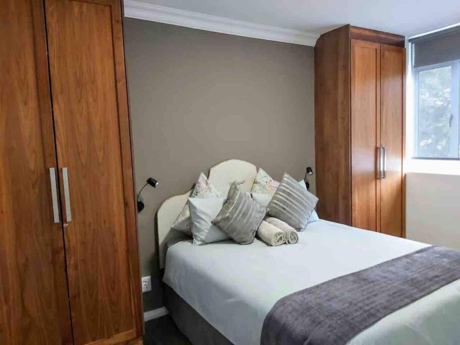 Modern Apartment, Centrally Located In Sea Point * Cape Town