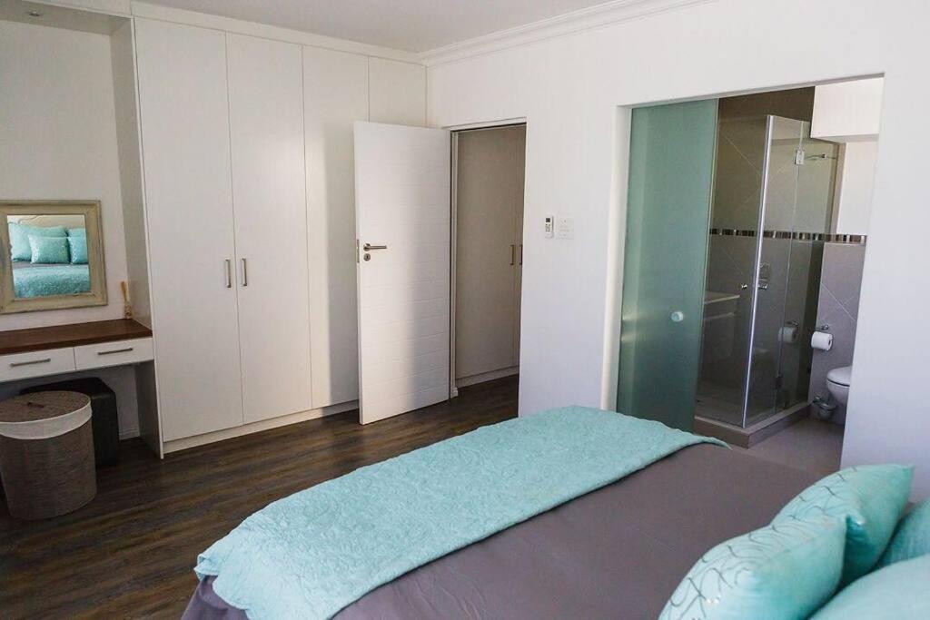 Modern Apartment, Centrally Located In Sea Point Apartment Cape Town