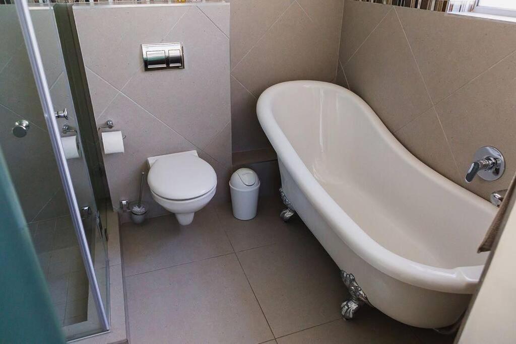 Modern Apartment, Centrally Located In Sea Point Apartment