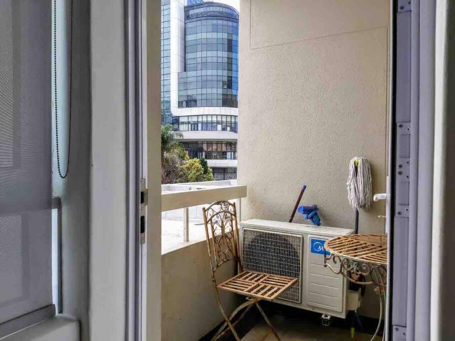 Modern Apartment, Centrally Located In Sea Point Apartment *
