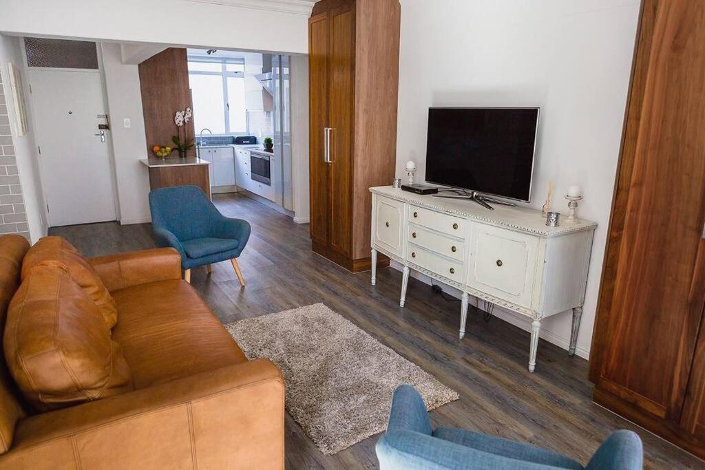 Modern Apartment, Centrally Located In Sea Point Apartment Cape Town