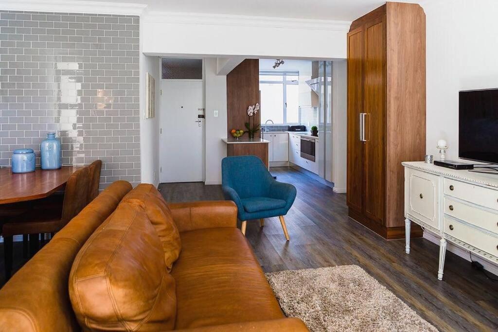 Apartment Modern Apartment, Centrally Located In Sea Point *