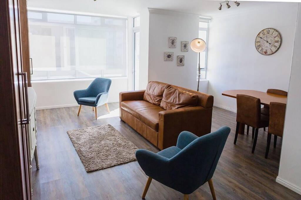Modern Apartment, Centrally Located In Sea Point Apartment